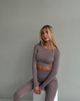 Crop-top su ilgomis rankovėmis