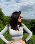 Crop-top su ilgomis rankovėmis