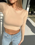Crop-top su ilgomis rankovėmis