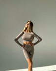 Crop-top su ilgomis rankovėmis