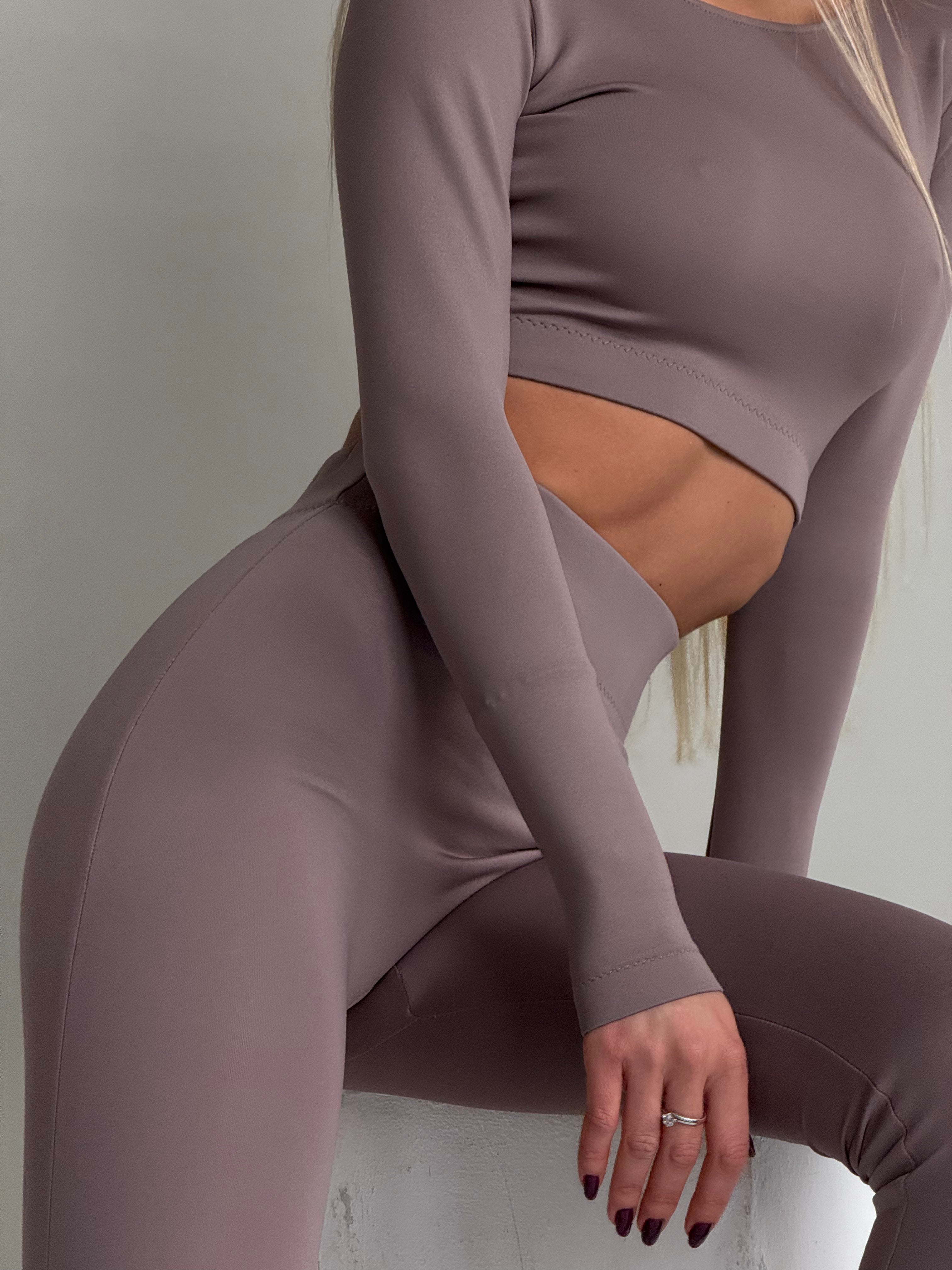 Crop-top su ilgomis rankovėmis