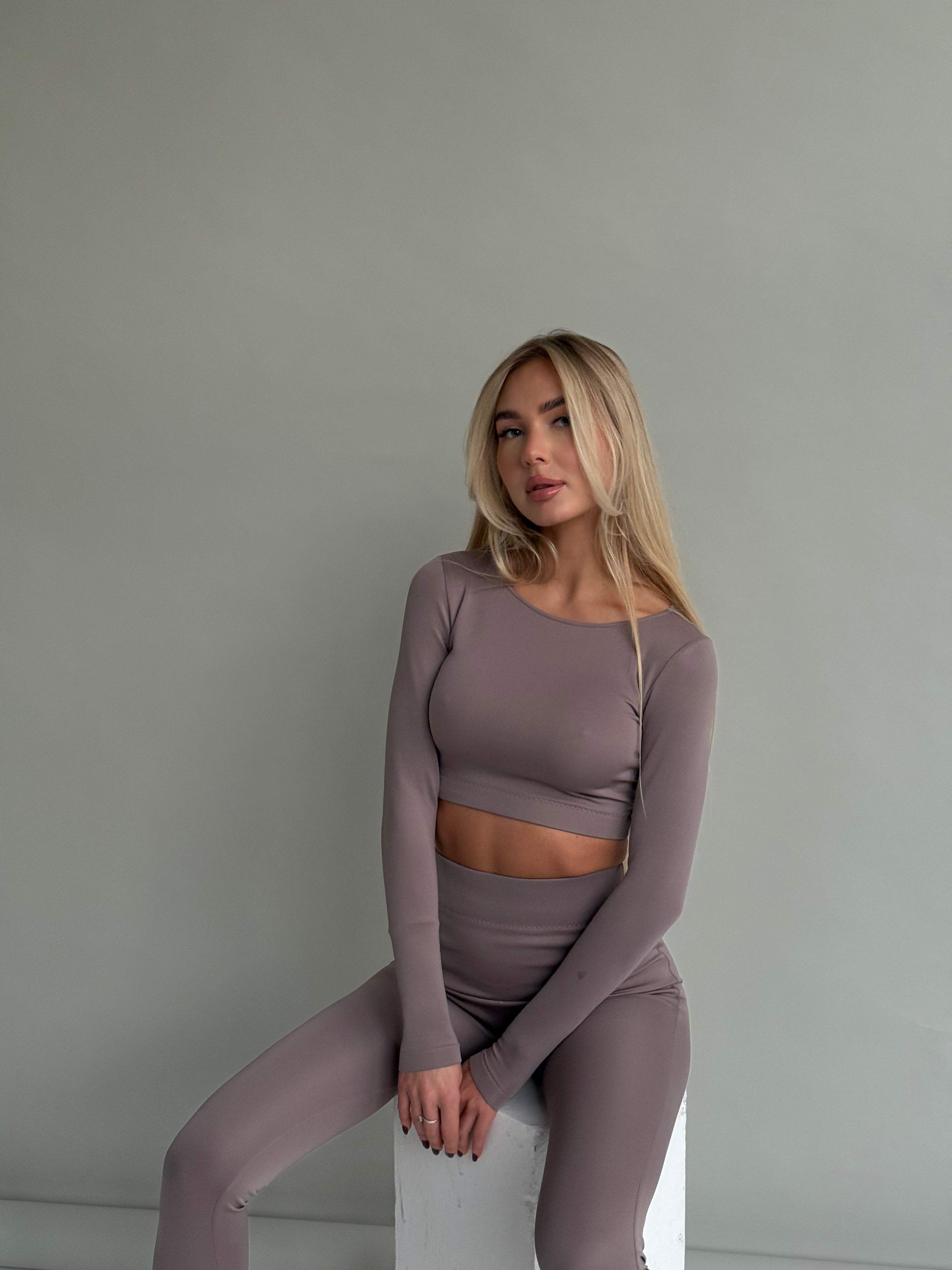 Crop-top su ilgomis rankovėmis
